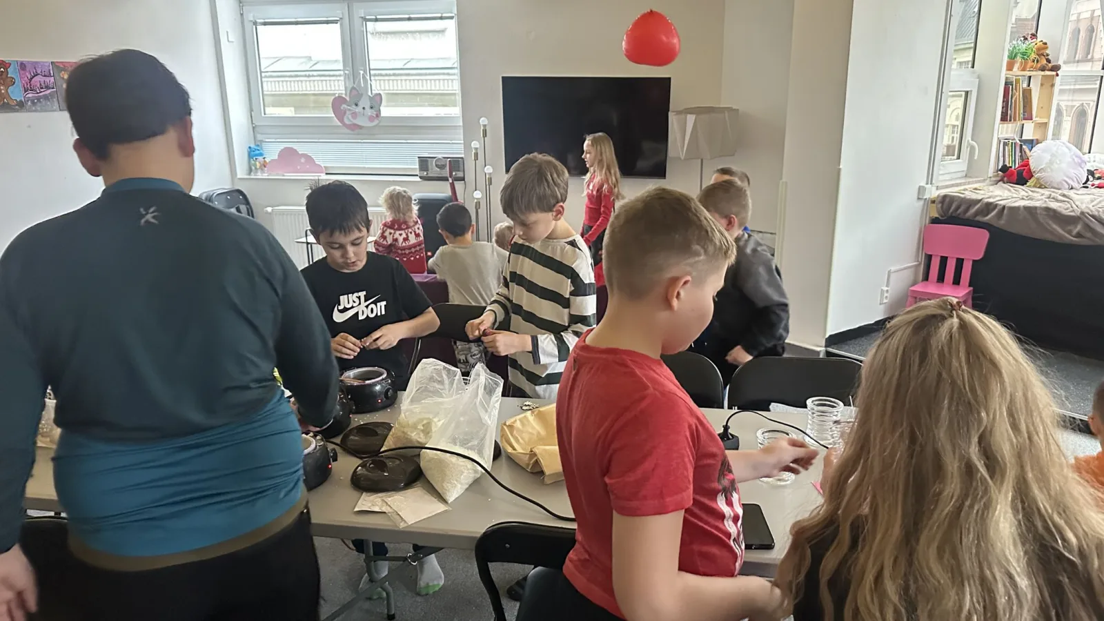 Děti při výrobě čokolády v dílně Tadelandu