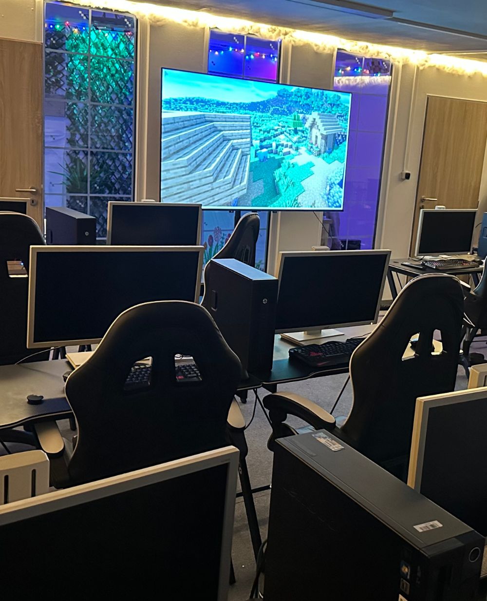 IT učebna a herna v Tadelandu — Minecraft na velké obrazovce, herní židle a monitory