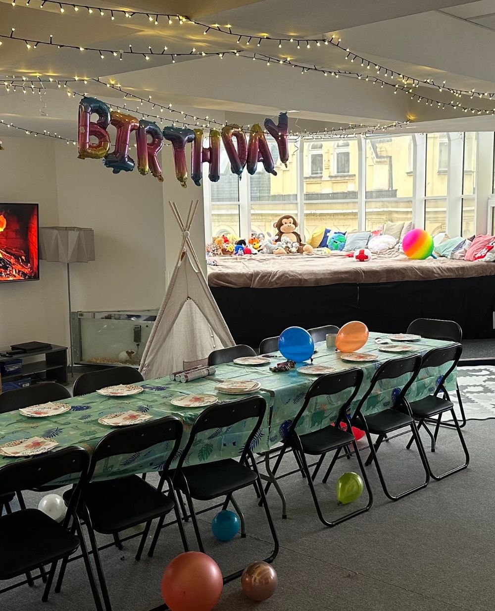 Narozeninová oslava v Tadelandu — BIRTHDAY balonky, slavnostní stůl a teepee