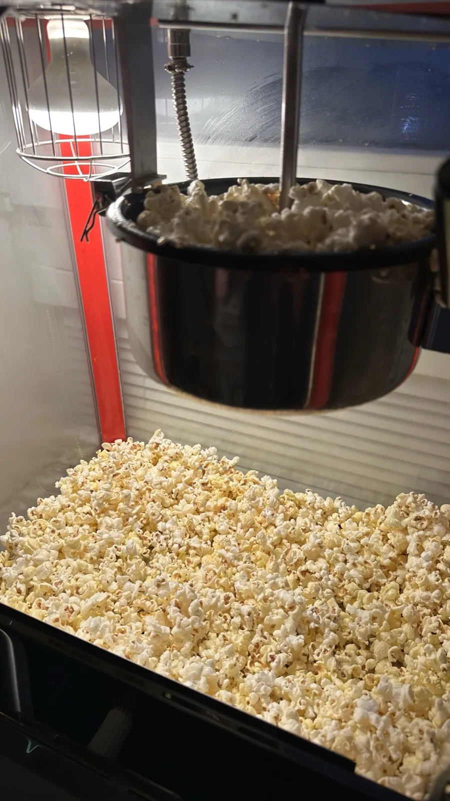 Popcornovač plný čerstvého popcornu