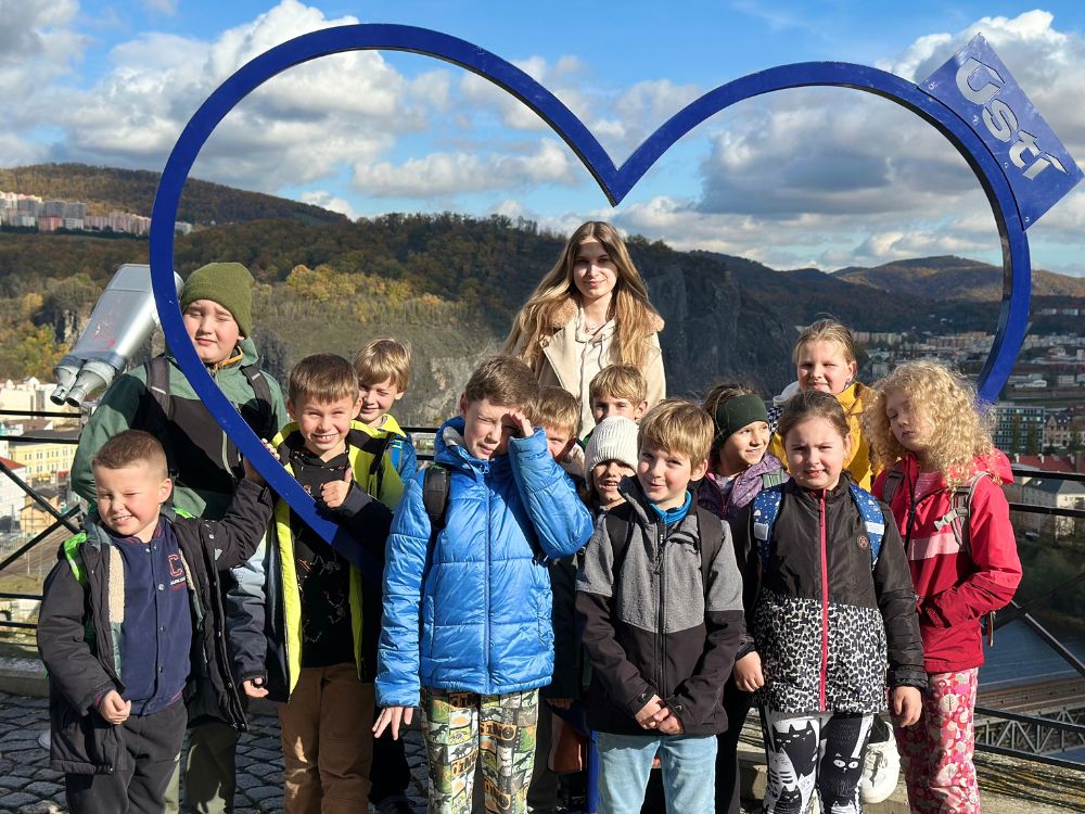 Skupina dětí u srdce s výhledem na Ústí nad Labem