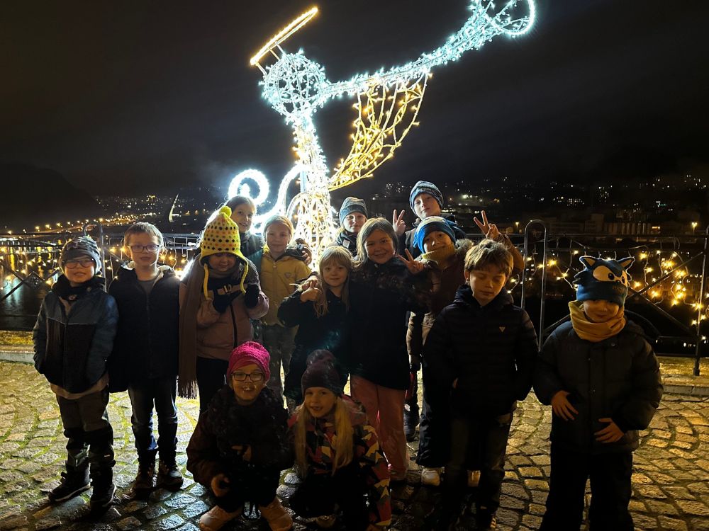 Děti u vánoční světelné výzdoby v Ústí nad Labem